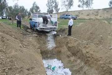 گزارش تصویری از عملیات معدوم‌سازی پرندگان در دومین کانون آنفلوانزای فوق‌حاد پرندگان در دهدشت شهرستان
