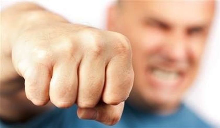 ضرب و شتم کارشناس نظارت دامپزشکی شهرستان بویراحمد توسط متخلف بهداشتی/ تشکیل پرونده قضایی و پیگیری قانونی در دستور کار 